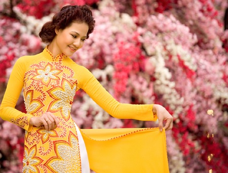 Hoa hậu Trần Thị Quỳnh đẹp rực rỡ với áo dài, hoa xuân - 10 H.H