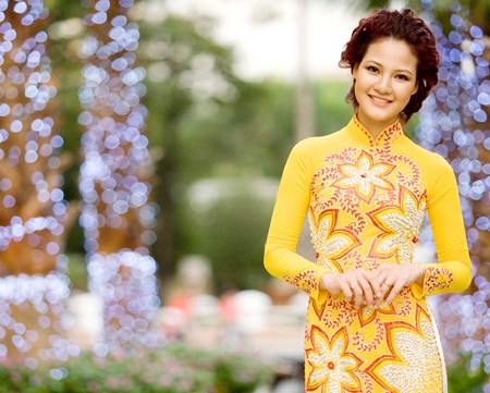 Hoa hậu Trần Thị Quỳnh đẹp rực rỡ với áo dài, hoa xuân - 11 H.H