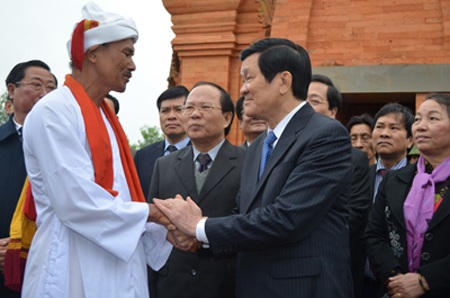 Chủ tịch nước Trương Tấn Sang dự lễ hạ cây Nêu - 1 Chủ tịch nước Trương Tấn Sang (bìa phải).