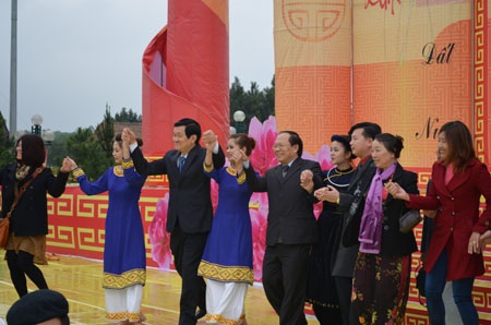 Chủ tịch nước Trương Tấn Sang dự lễ hạ cây Nêu - 2 Chủ tịch nước Trương Tấn Sang (bìa phải).