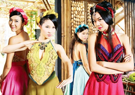 Bị chê nhạt, “Mỹ nhân kế” vẫn thu 12 tỷ đồng sau 3 ngày chiếu - 2 Phim thiên về miêu tả mỹ nhân đá cầu giỏi, tắm đẹp hơn là khai thác sự gay cấn của các kế mỹ nhân