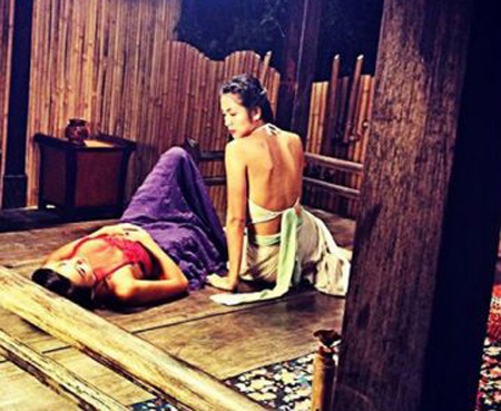 Bị chê nhạt, “Mỹ nhân kế” vẫn thu 12 tỷ đồng sau 3 ngày chiếu - 1 Phim thiên về miêu tả mỹ nhân đá cầu giỏi, tắm đẹp hơn là khai thác sự gay cấn của các kế mỹ nhân