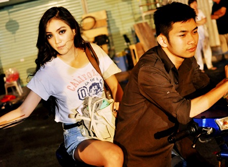 Người đẹp Huỳnh Bích Phương học cách… hôn trước đám đông - 5 Hào Hoa