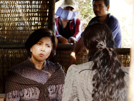 Bố mẹ Dustin Nguyễn đóng phim của con trai - 5 Bố mẹ tham gia dự án phim Lửa Phật để ủng hộ Dustin Nguyễn