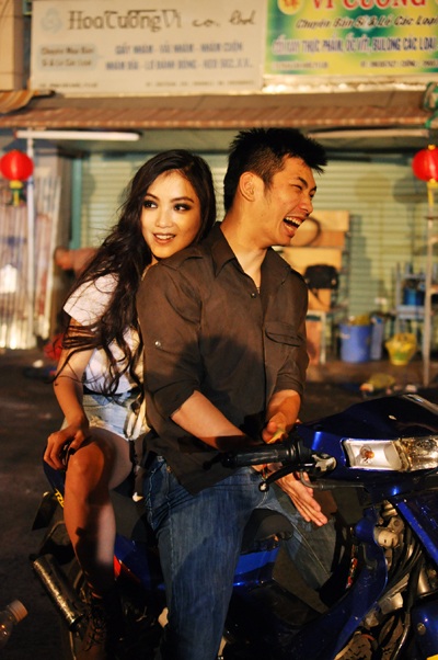 Người đẹp Huỳnh Bích Phương học cách… hôn trước đám đông - 6 Hào Hoa