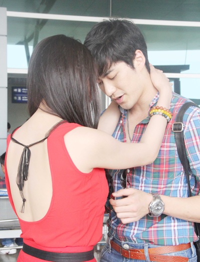 Trà Ngọc Hằng nhận được quà Valentine trắng của người mẫu Hàn - 3 Hình ảnh tại sân bay khi Trà Ngọc Hằng tiễn Yoon Jae về nước