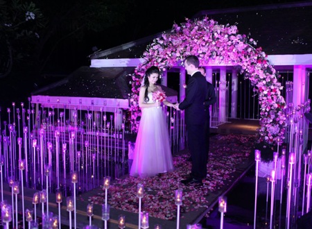 Bích Huyền đã kết hôn với doanh nhân người Thụy Điển tháng 5/2012