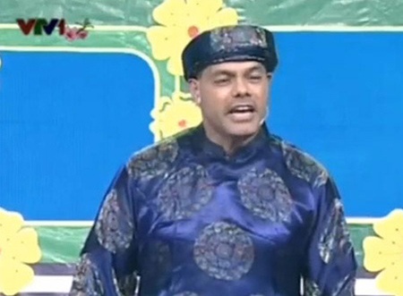 Thú vị nghe ông Tây hát cải lương - 1 Bernard hát ca cổ trong chương trình Gala Ngày trở về Tết 2013 vừa qua.