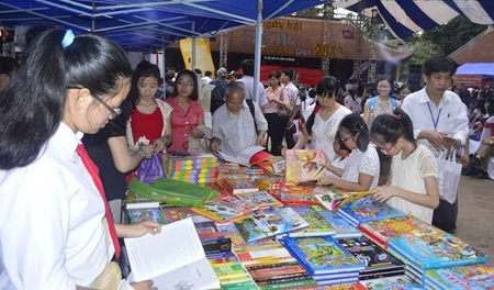 Ngày hội sách 2013: “Sách giảm giá sốc nhưng vẫn ế” - 1 Ngày hội sách 2013: “Sách giảm giá sốc nhưng vẫn ế”