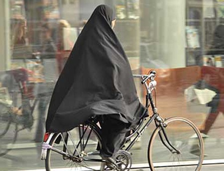 Phụ nữ Ả Rập Xê Út đã được phép đi xe mô tô, xe đạp ở những khu vực giải trí.