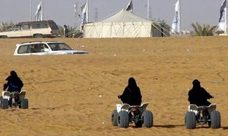 Phụ nữ Ả Rập Xê Út đã được phép đi xe mô tô, xe đạp ở những khu vực giải trí.