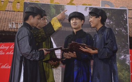 Ngày hội sách 2013: “Sách giảm giá sốc nhưng vẫn ế” - 2 Ấn tượng tại ngày hội năm nay là chương trình giao lưu với tác giả Bích Lan với tự truyện