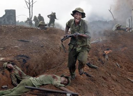 Phim chiến tranh Việt Nam- khốc liệt ở đâu? - 2 Cảnh phim còn mang nặng tính dàn dựng