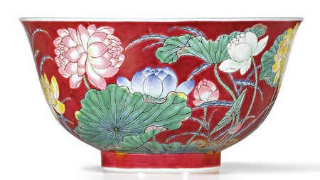 Chiếc bát sứ quý hiếm thời Khang Hy giá 190 tỷ đồng - 1 Với mức giá 74 triệu đô la Hồng Kông (tương đương 9.1 triệu đô la Mỹ) đây