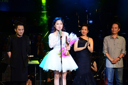 Hương Tràm bật khóc khi là “Nghệ sỹ mới của năm” - 1 Hương Tràm bật khóc khi là “Nghệ sỹ mới của năm”