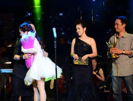 Hương Tràm bật khóc khi là “Nghệ sỹ mới của năm” - 2 Hương Tràm bật khóc khi là “Nghệ sỹ mới của năm”