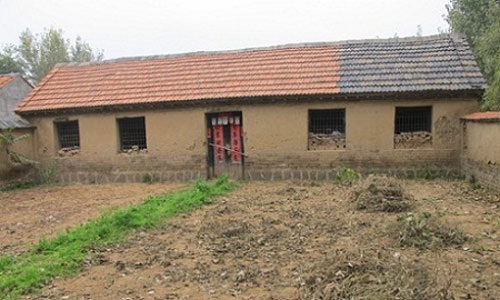 Phá nhà, hôn ghế… Muôn kiểu “fan” cuồng - 1 Ngôi nhà của nhà văn Mạc Ngôn tan hoang vì khách du lịch đến thăm