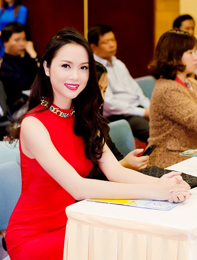 Á hậu Thùy Trang đến ủng hộ người đẹp Vũ Ngọc Anh