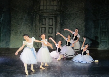 Một số hình ảnh trong vở ballet, Graduation Ball