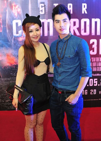 MC Việt Nga chụp ảnh cùng bạn. MC này luôn nổi tiếng với những phục trang kỳ quái, không giống ai.