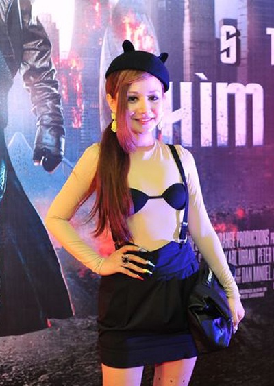 MC Việt Nga với trang phục khác lạ tại buổi ra mắt phim tối 14/5.