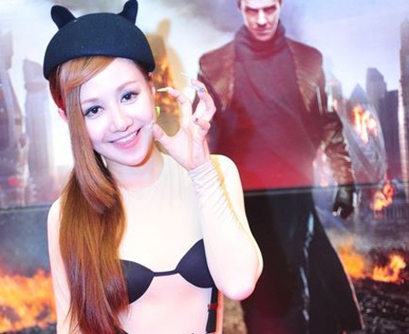 MC Việt Nga với trang phục khác lạ tại buổi ra mắt phim tối 14/5.