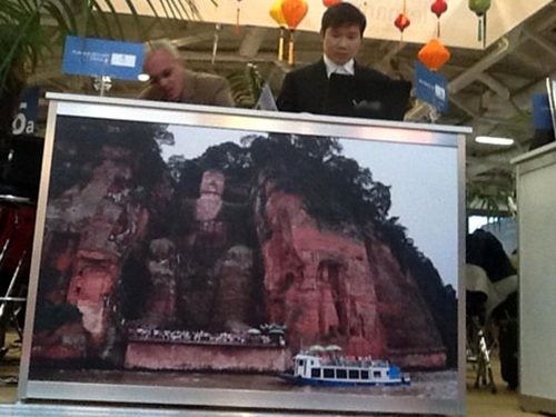 Phạt như đùa, kỷ luật kiểu giơ cao đánh khẽ - 2 Làm thế nào mà hình ảnh một địa điểm du lịch của Trung Quốc lại xuất hiện trong gian hàng VN?