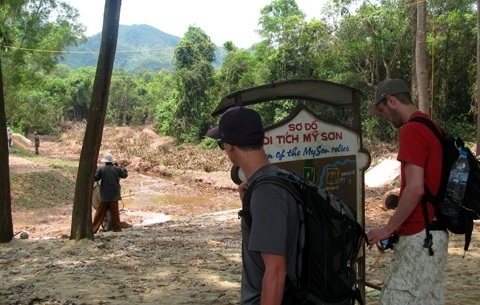 Phạt như đùa, kỷ luật kiểu giơ cao đánh khẽ - 3 Di tích Mỹ Sơn bị xâm hại vì thiếu hiểu biết?