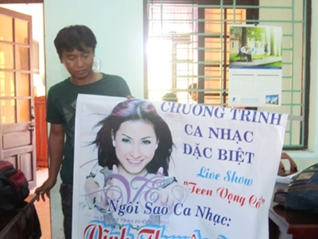 Bầu sô lừa đảo, dân vây bắt ca sĩ - 1 Bầu sô Huỳnh Kim Thành cùng băng rôn quảng cáo tại cơ quan điều tra .