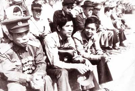 Lê Lựu- một người khốn khổ - 2 Nhà văn Lê Lựu (giữa) năm 1984