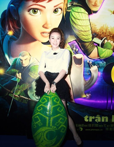Kim Hiền đi xem phim cùng con và bạn trai mới - 6 Ca sỹ Ngân Khánh