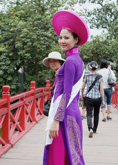 Hoa hậu Trần Thị Quỳnh mặc áo dài quảng bá vẻ đẹp Việt - 3 H.H