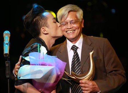“Chiếc khăn Piêu”- Dư âm từ chiến thắng Điện Biên lịch sử - 2 Nhạc sỹ Doãn Nho nhận giải Ca khúc của năm cho Chiếc khăn Piêu tại giải Âm nhạc Cống hiến 2013