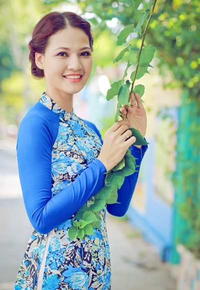 Hoa hậu Trần Thị Quỳnh đẹp nền nã với áo dài - 2 Hào Hoa