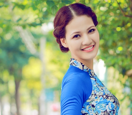 Hoa hậu Trần Thị Quỳnh đẹp nền nã với áo dài - 4 Hào Hoa