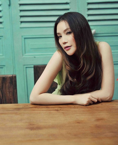 Hồ Quỳnh Hương tĩnh lặng bên cửa sổ - 2 Hào Hoa