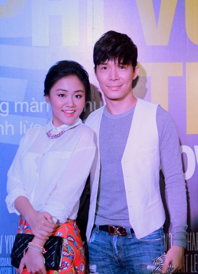 Mai Hương tạo dáng trẻ trung bên cạnh Nathan Lee