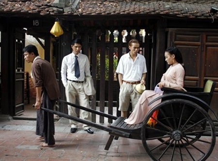 Vì sao giới làm phim quay lưng với trường quay? - 3 Bối cảnh phim Trò đời chủ yếu là đi mượn và thuê rồi phục dựng lại. Trang phục cũng phải may mới.