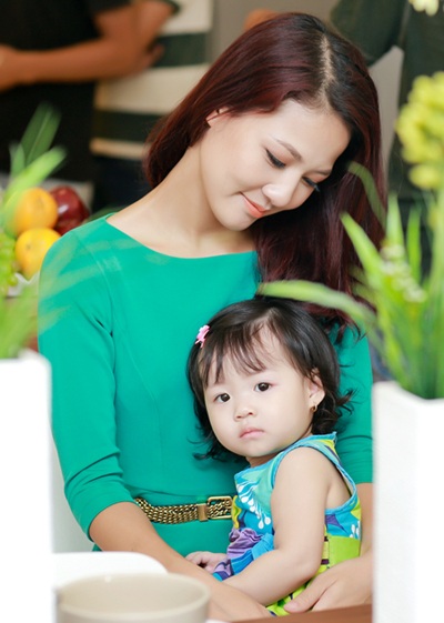Hoa hậu Trần Thị Quỳnh ngọt ngào bên con gái - 1 Hào Hoa