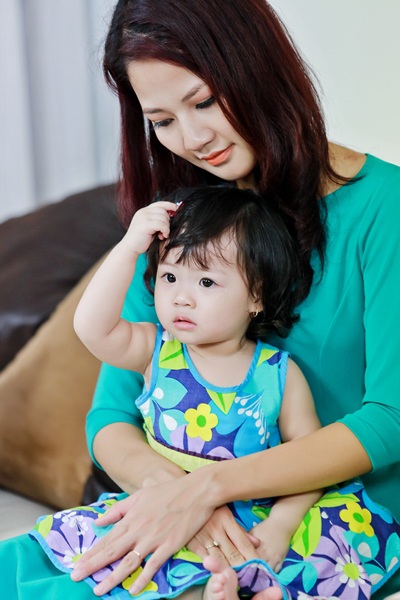 Hoa hậu Trần Thị Quỳnh ngọt ngào bên con gái - 7 Hào Hoa