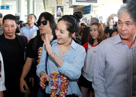 Han Ga In đến Việt Nam tham gia giảng dạy về điện ảnh - 5 Nữ diễn viên và đạo diễn xứ Hàn được chào đón nồng nhiệt tại sân bay