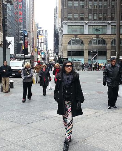 Phim Việt “vươn mình” thực hiện cảnh quay tại New York - 1 Kathy Uyên trong một cảnh quay ở New York