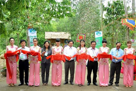 Nghi thức cắt băng khai trương làng ẩm thực Gáo Gồng - Ảnh: Hồng Quân