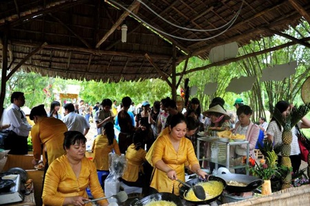 Bánh xèo bông điên điển và cá lóc cuốn lá sen non tại Làng ẩm thực Gáo Giồng