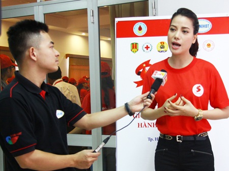 Trương Ngọc Ánh vận động hiến máu xuyên Việt - 2 Trương Ngọc Ánh vận động hiến máu xuyên Việt