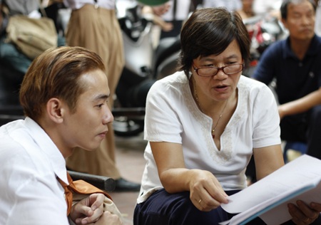 "Xã hội Việt Nam sau một thế kỷ, sự lố lăng vẫn còn nguyên?" - 1 Đạo diễn Phạm Nhuệ Giang trong quá trình làm việc với diễn viên trẻ Việt Bắc vào vai Xuân Tóc đỏ