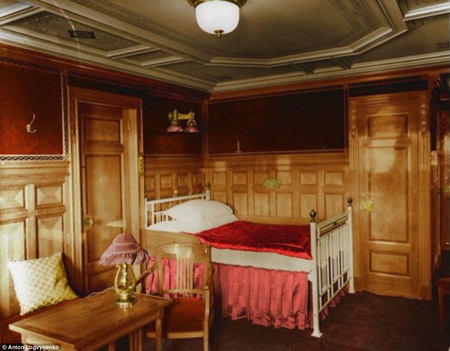 Chuyên gia người Nga thậm chí còn tô màu cả những người đứng chia tay con tàu ở cảng.