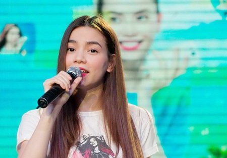 Nữ ca sỹ xuất hiện giản dị...