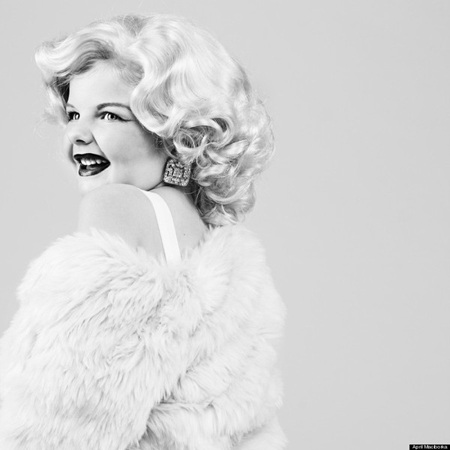 Nữ minh tinh Marilyn Monroe. Người mẫu nhí: Addison D.