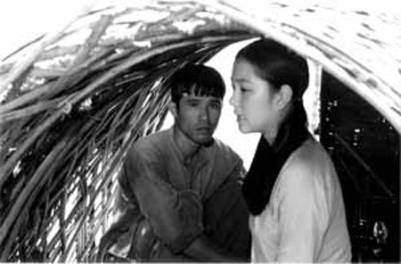“Hàng độc” của điện ảnh Việt - 2 Đỗ Thế Quân và Nguyễn Thị Huyền trong một cảnh quay